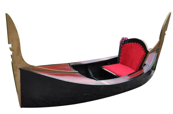 Butaforiska gondola - venēciešu laiva.