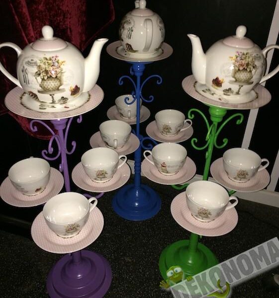 Svečturis ar tasītēm un tējkannu.