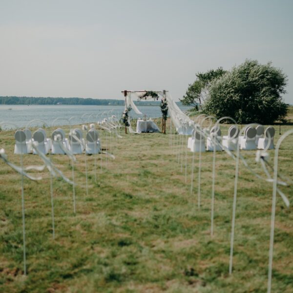 Balts metāla āķis.