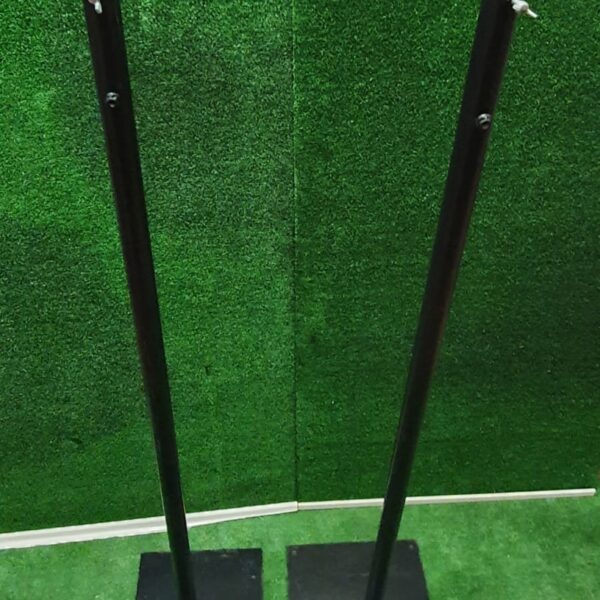 Melns metāla statīvs.