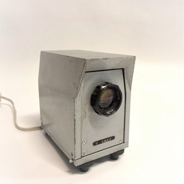 Diapozitīvu projektors no 90desmito gadu sākuma.