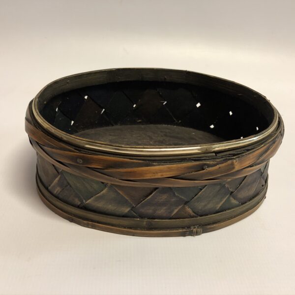 Pīts grozs tumši brūnā krāsā.