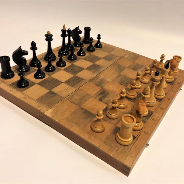 Šaha galds ar koka figūrām.