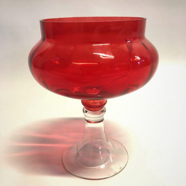 Stikla trauks ar caurspīdīgu kāju.