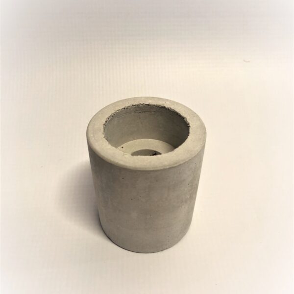 Betona svečturis garajām un tējas svecēm.