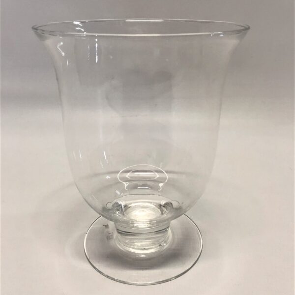 Stikla vāze uz kājas.