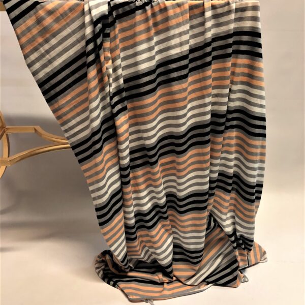 Svītrains elastāna audums.