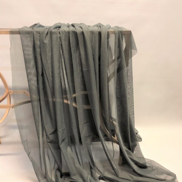 Pelēks tilla audums.