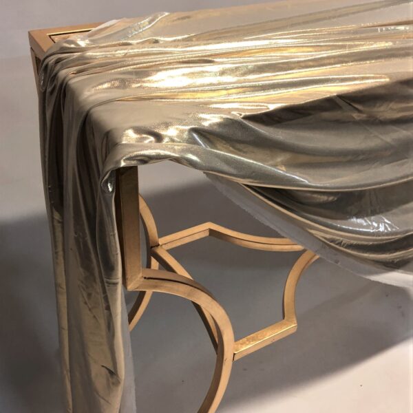 Dekoratīvs zelta audums.