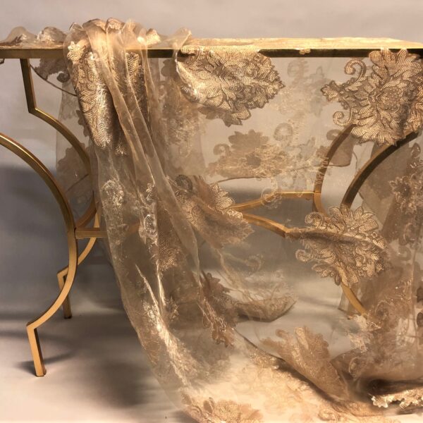 Organzas audums ar zelta ornamentiem.