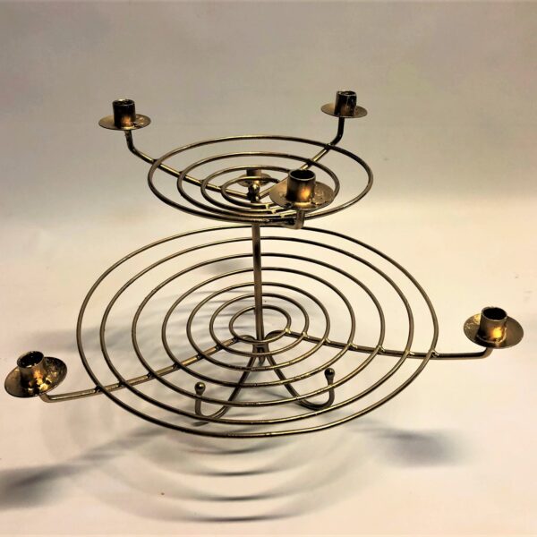 Svečturis - etažieris zelta krāsā.