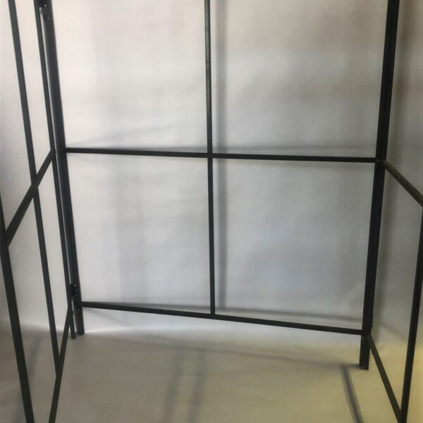 Salokāma metāla konstrukcija melnā krāsā.