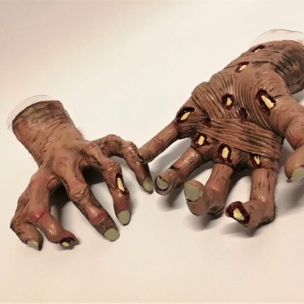 Zombija plauksta ar lipekli.