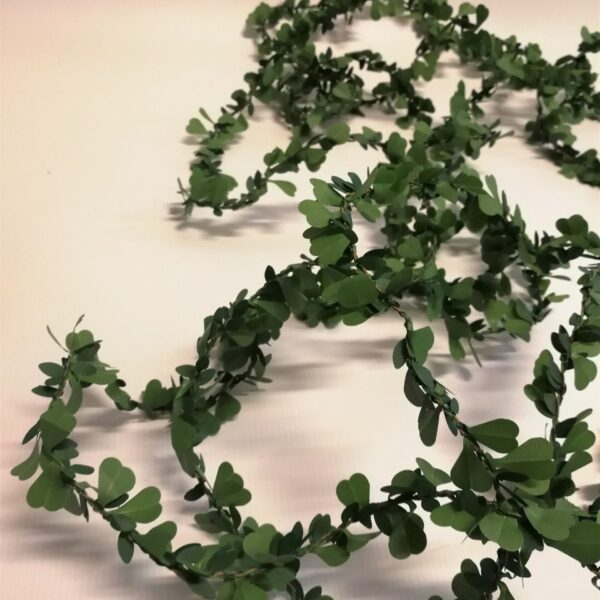 Mākslīgā zaļumu virtene.