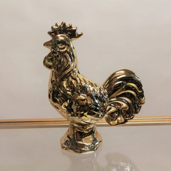 Zelta gaiļa figūra.