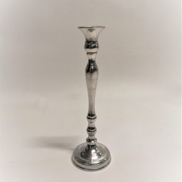 Sudraba svečturis garajām svecēm.