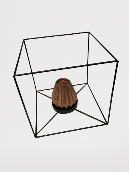 Melns svečturis kuba formā.