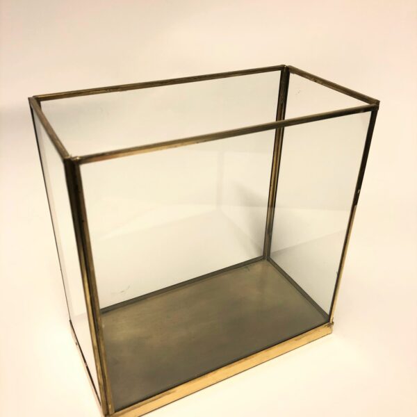 Stikla kaste ar zelta maliņām.