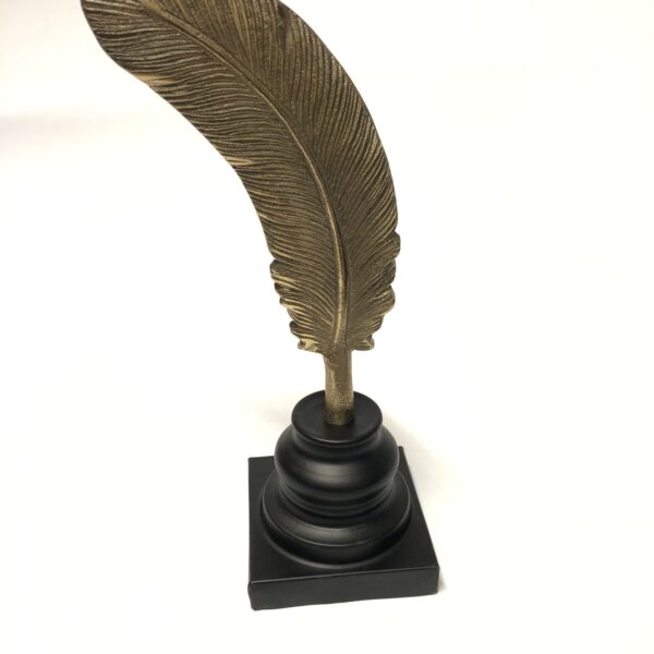 Zelta spalvas statīvs ar melnu pamatni.