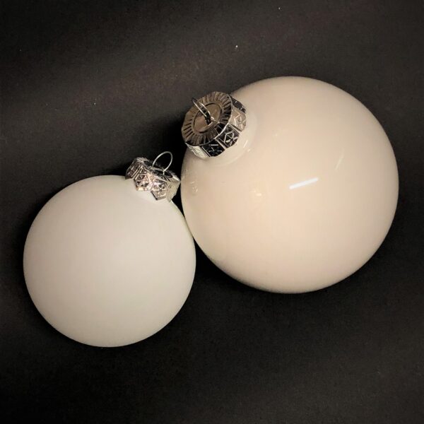 Baltas Ziemassvētku bumbiņas.