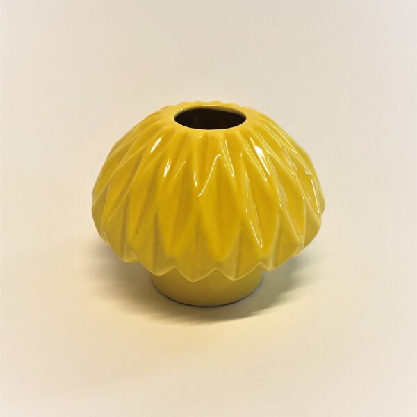 Dzeltena vāze no porcelāna.