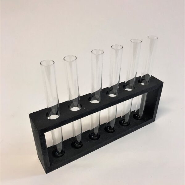 Melns mēģeņu statīvs.