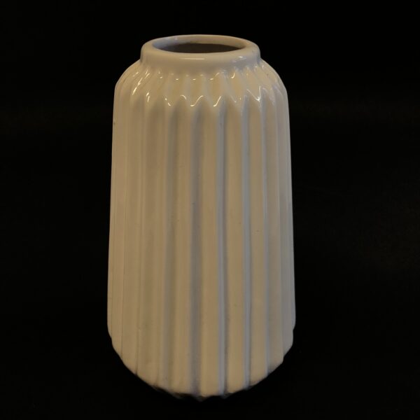 Balta vāze no keramikas.