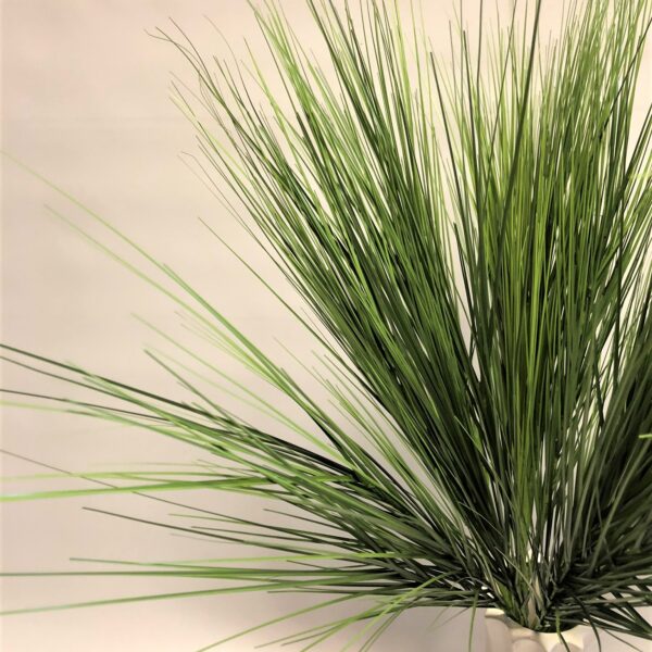 Mākslīgi garie zāles stiebru pušķi.