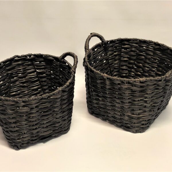 Pīti grozi ar rokturiem tumši brūnā krāsā.