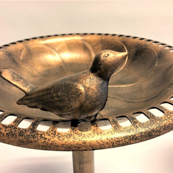 Dekoratīvā putnu barotava vara krāsā.