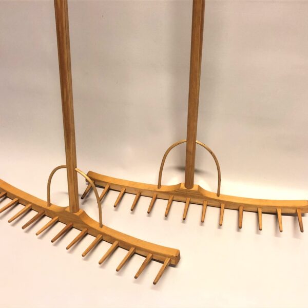 Koka grābeklis dekoratīvai lietošanai.