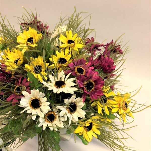 Krāsainas mākslīgās mārtiņrozes.