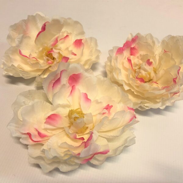 Komplekts ar mākslīgām peonijas ziedu galvaām baltā krāsā.