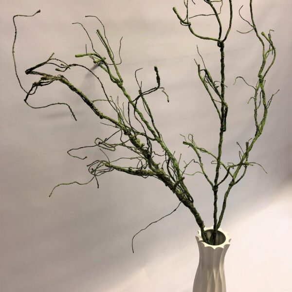 Dekoratīvs mākslīgais zars zaļā krāsā.