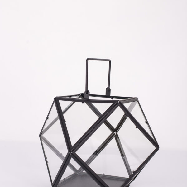 Melns metāla lukturis.