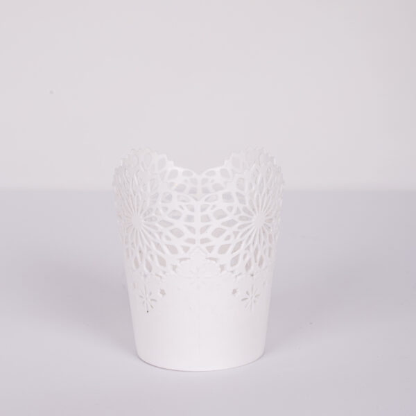 Balts plastmasas puķu pods ar mežģīnes dekoru.