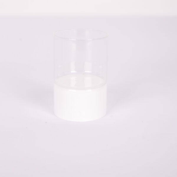 Stikla svečturis ar baltu joslu.