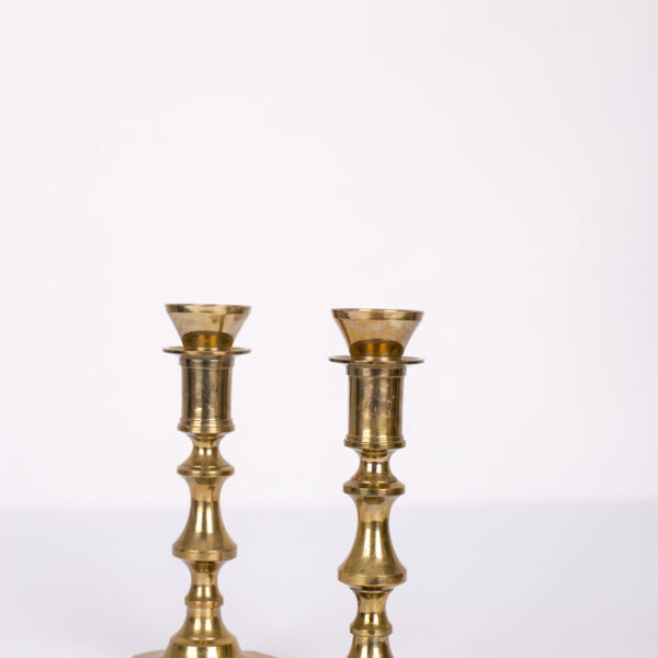 Zelta krāsas metāla svečturis.