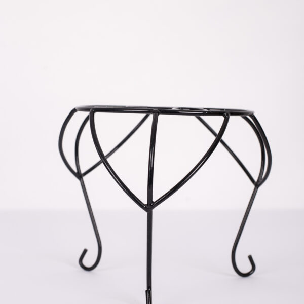 Melns puķu podu podests no metāla.