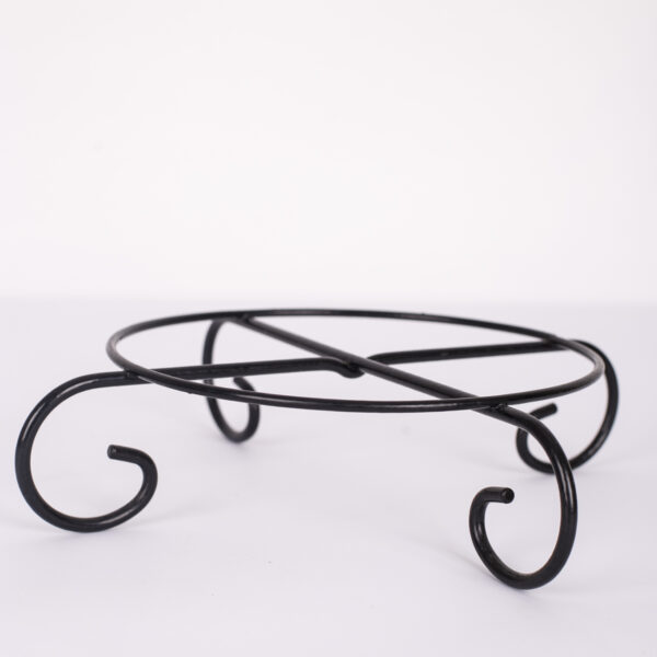 Melns puķu podu podests no metāla.