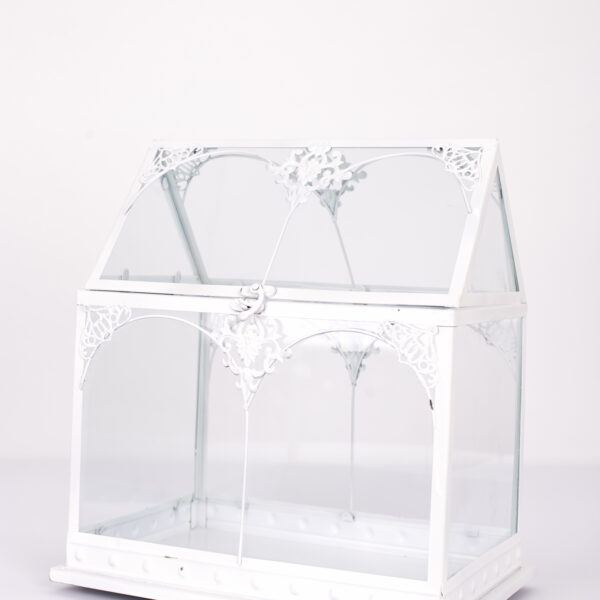 Balta dāvanu kaste no metāla un stikla.