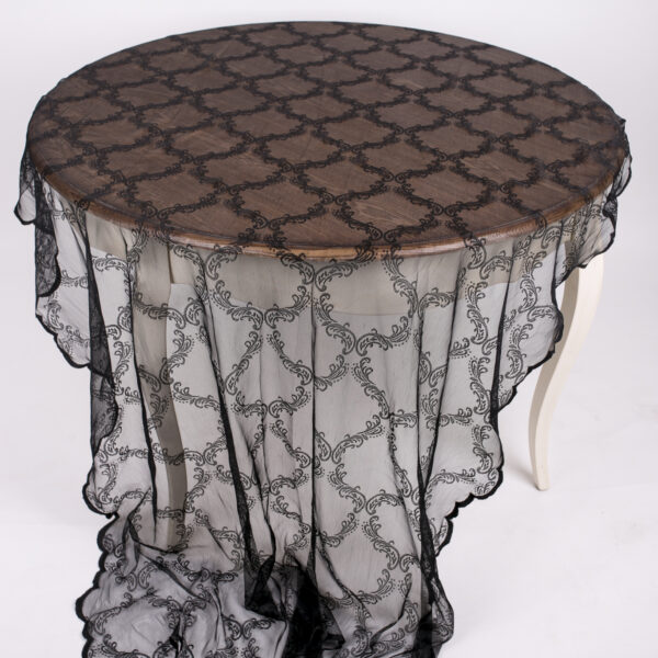 Melns mežģīņu galdauts