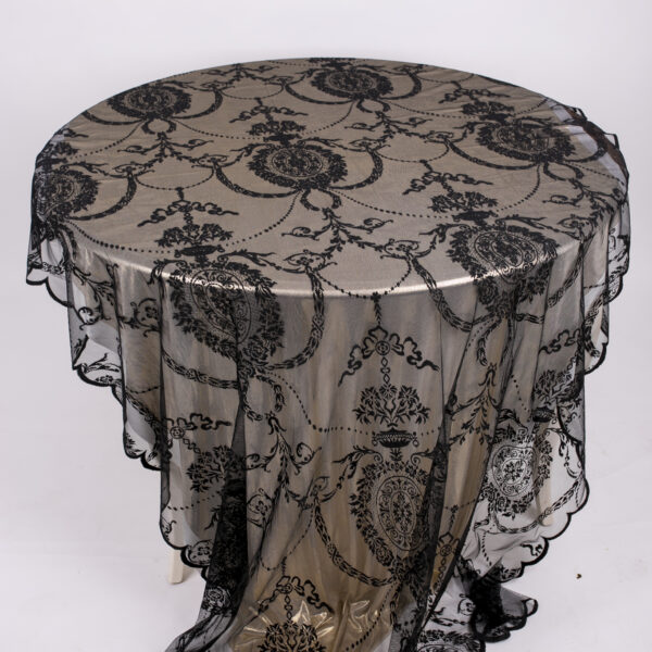 Melns mežģīņu galdauts