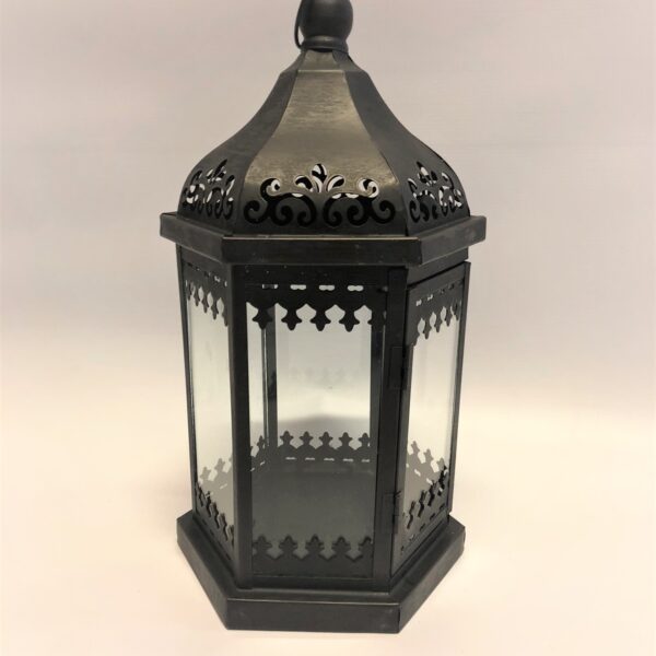 Melns metāla lukturis ar stikla sienām.