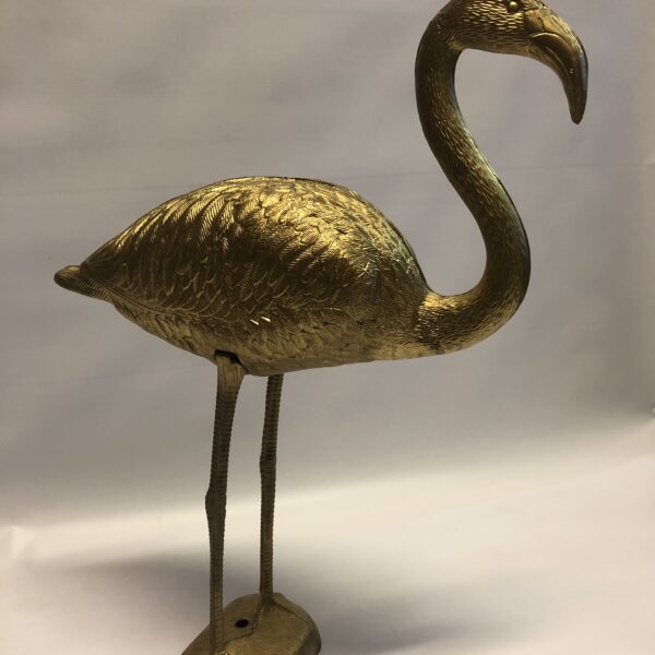 Dekoratīvs zelta flamingo.