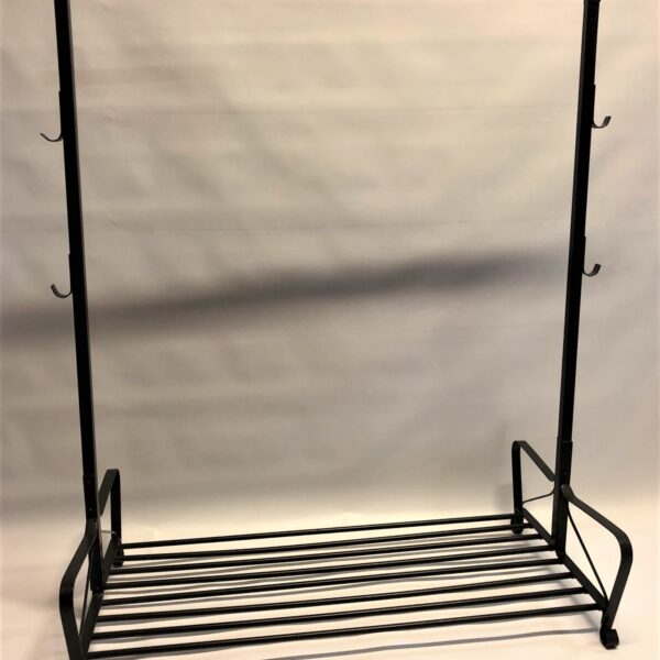 Melns drēbju statīvs no metāla.