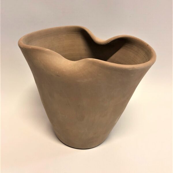 Neapdedzināta māla vāze.