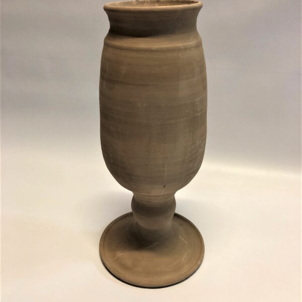 Neapdedzināta māla vāze.