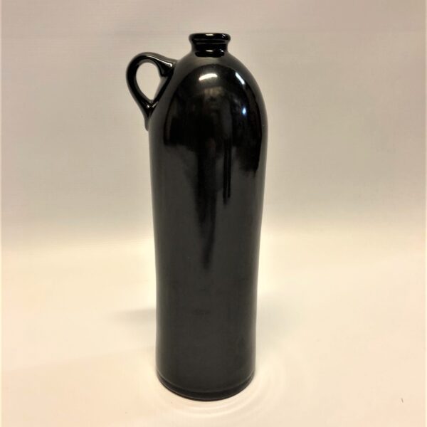 Melna māla pudele ar osiņu