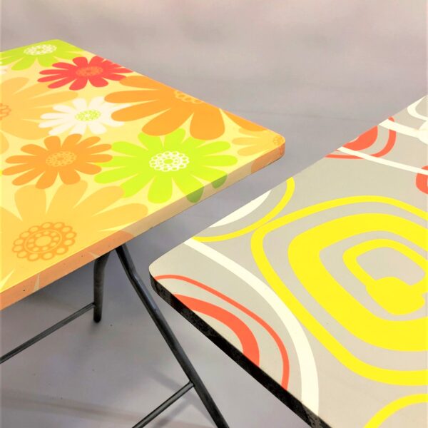 Plastmasas galds ar krāsainu virsmu.